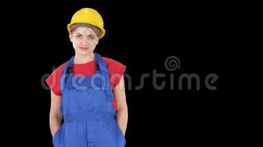 微笑的建筑工人妇女站着，变换姿势，双手折叠，双手放在臀部，双手放在口袋里，阿尔法频道